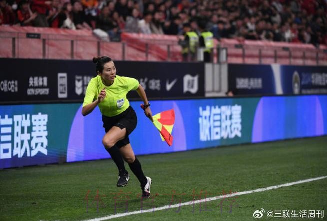 女子裁判组携手执裁中超联赛 女子裁判组携手执裁中超联赛