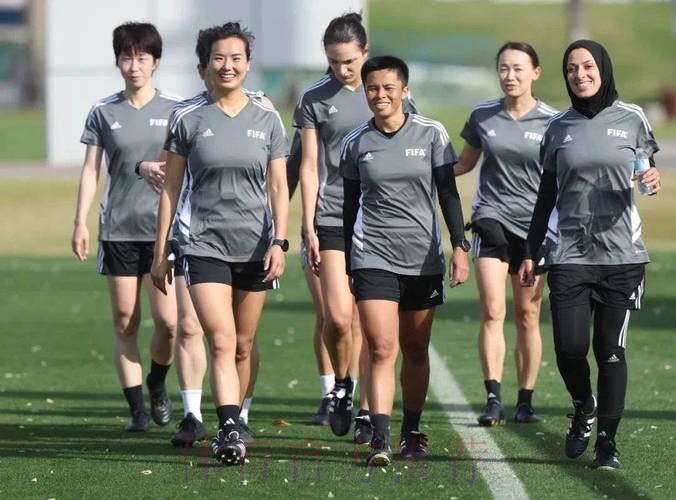 女子裁判组携手执裁中超联赛 女子裁判组携手执裁中超联赛